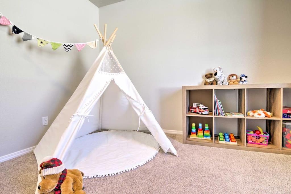 Family Friendly Playroom Garage コールドウェル エクステリア 写真